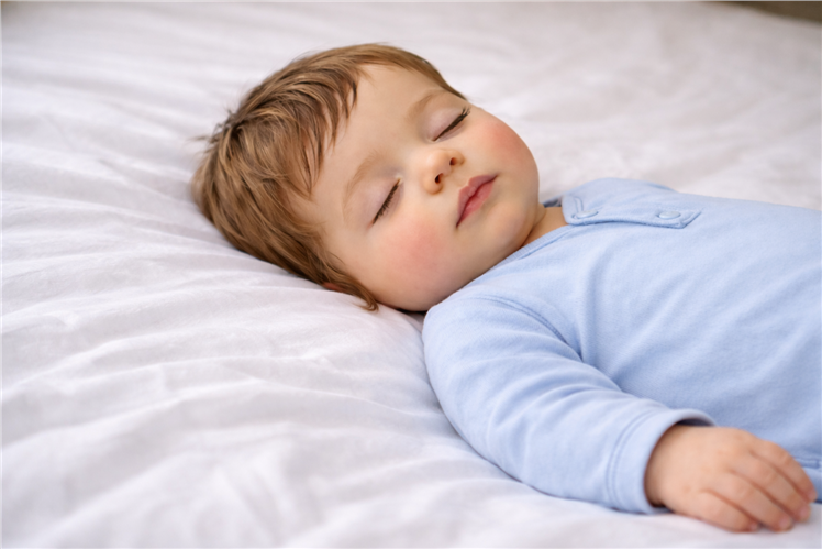 Маленьким детям рекомендуется спать вообще без подушки